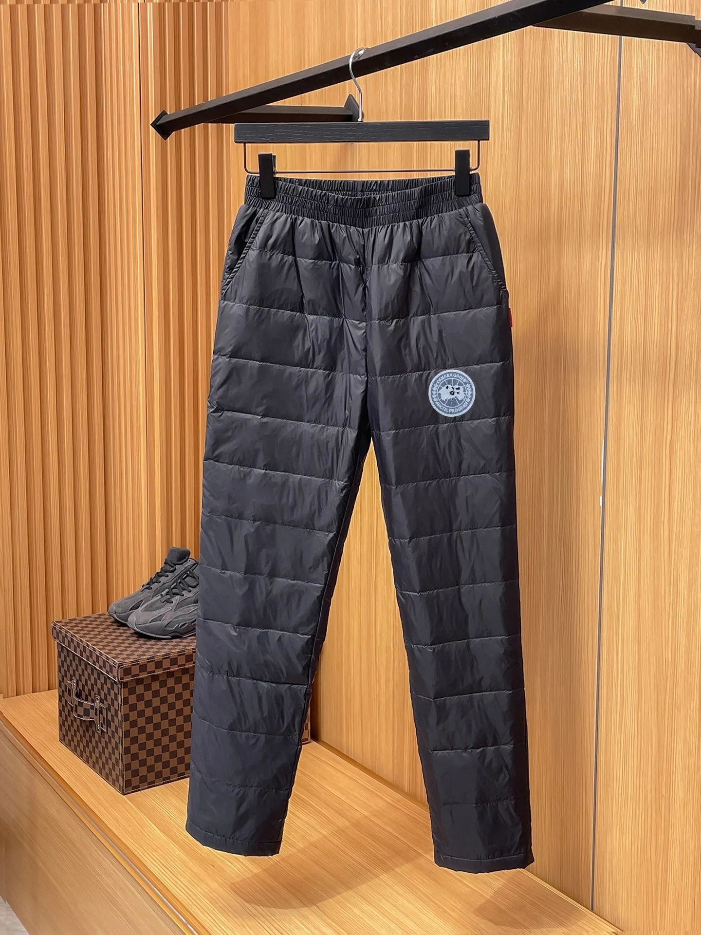 P490 Canada Goose 25 new autumn and winter products🆕Thickened warm down pants are here🌹Winter essential outdoor windproof, lockable and warm. Made of professional-grade outdoor windproof, waterproof and breathable fabric. Lining is filled with 90% white duck down. Lightweight design, lightweight and warm. Seamless gluing process on the inside. Made of light and gall-free velvet fabric to effectively prevent velvet running. Original hardware accessories. Classic logo matching. Simple and versatile. The upper body is stylish and not bulky. The style is the same for men and women! Size: M-3XL.